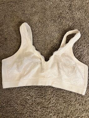 Wireless Lace-Trim Comfort Bra in Cream
